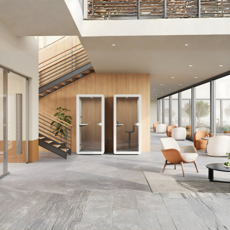 現代辦公室靜音艙，單人電話亭式隔音倉，配備透明鋼化玻璃門、內置LED照明及吸音棉隔音艙，提供私密隔音工作間適合視像會議及專注工作 Modern silent office cubicle, single-person telephone booth-style soundproof cabin, equipped with transparent tempered glass doors, built-in LED lighting and sound-absorbing cotton soundproof cabin, providing a private soundproof workspace suitable for video conferences and focused work.