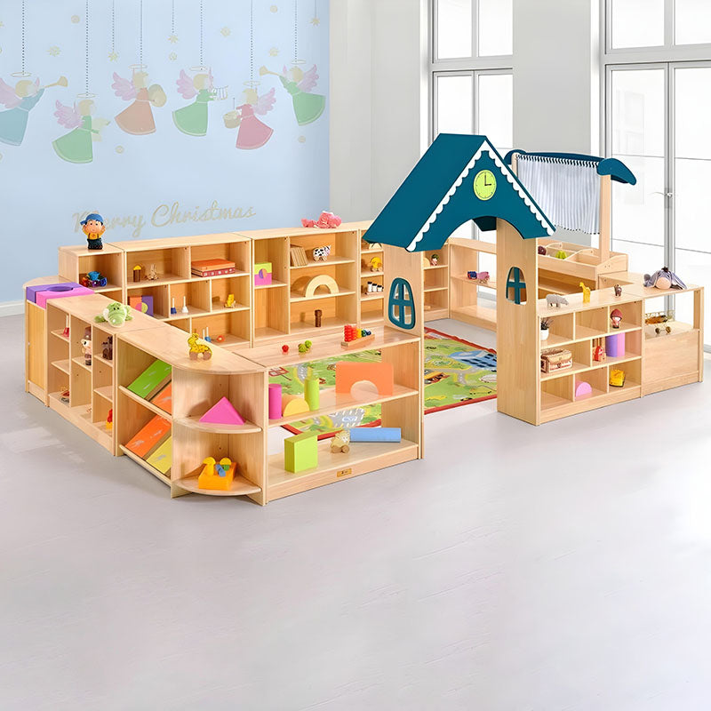 木質收納櫃，中等尺寸雙排設計，原木色櫃體，配備多個開放式層板，放置編織收納盒、書籍和彩色布料，適用於兒童房間和幼兒園教室收納。Medium-sized wooden storage cabinet with dual-section open shelving, natural wood finish featuring woven storage baskets, books and colorful textiles, perfect for children's rooms and classroom storage needs.