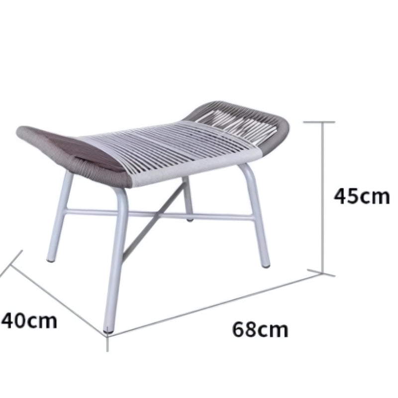 北歐風戶外休閒椅，米色編織座椅配綠色條紋靠墊，金屬四腳支撐，現代簡約設計適合陽台庭院使用。 | Nordic outdoor lounge chair with beige woven seat, green striped cushions, metal four-leg base, modern minimalist design for patio and garden.