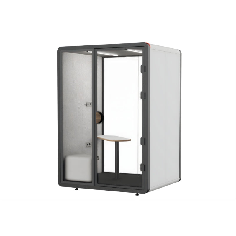 現代辦公室靜音艙，單人電話亭式隔音倉，配備透明鋼化玻璃門、內置LED照明及吸音棉隔音艙，提供私密隔音工作間適合視像會議及專注工作 Modern silent office cubicle, single-person telephone booth-style soundproof cabin, equipped with transparent tempered glass doors, built-in LED lighting and sound-absorbing cotton soundproof cabin, providing a private soundproof workspace suitable for video conferences and focused work.