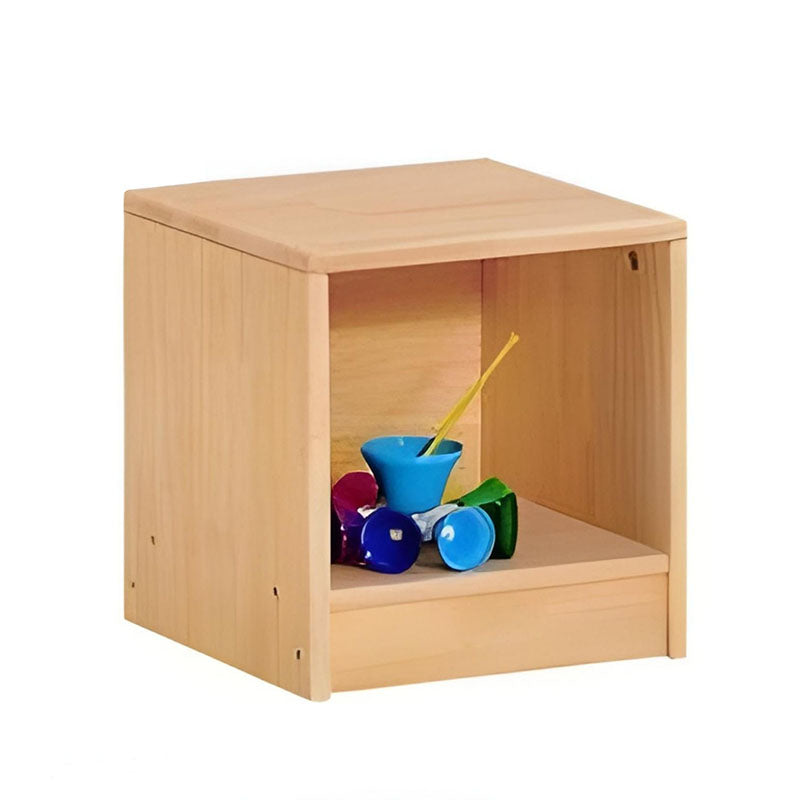 橡膠木兒童收納櫃組合，模塊化設計搭配多層書架、儲物門櫃，天然環保木質材料，適合幼兒園和家庭收納。Eco-friendly rubber wood kids' storage cabinet system featuring modular design with adjustable shelves and wooden storage doors, perfect for playrooms.