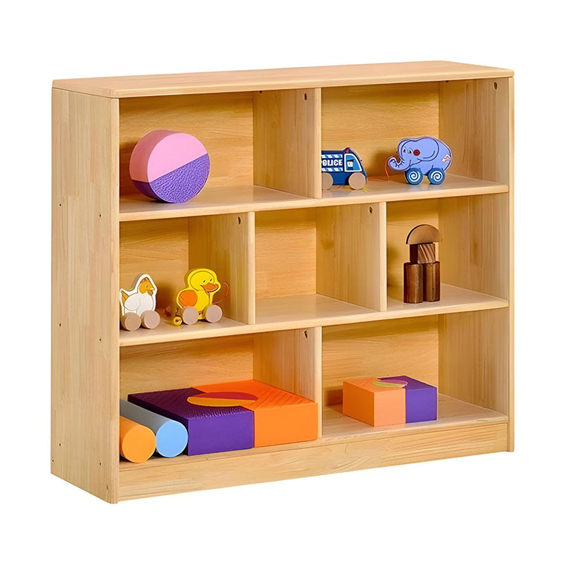 木質收納櫃，中等尺寸雙排設計，原木色櫃體，配備多個開放式層板，放置編織收納盒、書籍和彩色布料，適用於兒童房間和幼兒園教室收納。Medium-sized wooden storage cabinet with dual-section open shelving, natural wood finish featuring woven storage baskets, books and colorful textiles, perfect for children's rooms and classroom storage needs.