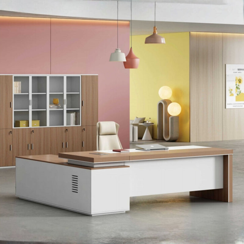 時尚寫字枱配木質面板，融合現代辦公室設計，附儲物架及工作座位，提供人體工學工作環境 Elegant modern office desk with wood panel features and storage shelving, offering ergonomic workspace design for contemporary office environments