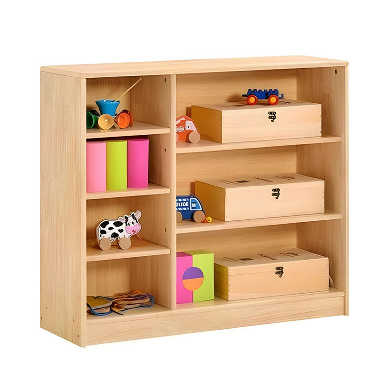 木質收納櫃，中等尺寸雙排設計，原木色櫃體，配備多個開放式層板，放置編織收納盒、書籍和彩色布料，適用於兒童房間和幼兒園教室收納。Medium-sized wooden storage cabinet with dual-section open shelving, natural wood finish featuring woven storage baskets, books and colorful textiles, perfect for children's rooms and classroom storage needs.