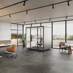 現代辦公室靜音艙，單人電話亭式隔音倉，配備透明鋼化玻璃門、內置LED照明及吸音棉隔音艙，提供私密隔音工作間適合視像會議及專注工作 Modern silent office cubicle, single-person telephone booth-style soundproof cabin, equipped with transparent tempered glass doors, built-in LED lighting and sound-absorbing cotton soundproof cabin, providing a private soundproof workspace suitable for video conferences and focused work.