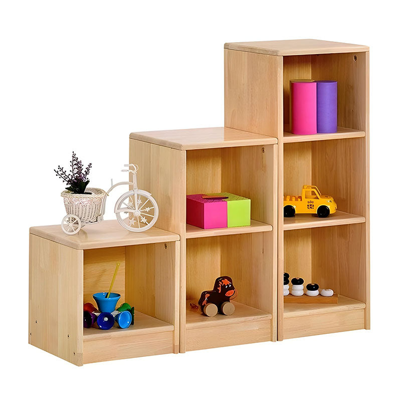 橡膠木兒童收納櫃組合，模塊化設計搭配多層書架、儲物門櫃，天然環保木質材料，適合幼兒園和家庭收納。Eco-friendly rubber wood kids' storage cabinet system featuring modular design with adjustable shelves and wooden storage doors, perfect for playrooms.