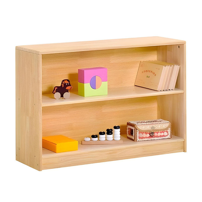 橡膠木兒童收納櫃組合，模塊化設計搭配多層書架、儲物門櫃，天然環保木質材料，適合幼兒園和家庭收納。Eco-friendly rubber wood kids' storage cabinet system featuring modular design with adjustable shelves and wooden storage doors, perfect for playrooms.