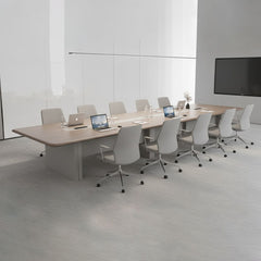 現代簡約大型會議室配木紋長枱及十張白色辦公椅,明亮採光空間適合企業高層會議與商務洽談Modern minimalist large conference room with wood-grain table and ten white office chairs in bright naturally-lit space for executive meetings