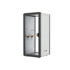 現代辦公室靜音艙，單人電話亭式隔音倉，配備透明鋼化玻璃門、內置LED照明及吸音棉隔音艙，提供私密隔音工作間適合視像會議及專注工作 Modern silent office cubicle, single-person telephone booth-style soundproof cabin, equipped with transparent tempered glass doors, built-in LED lighting and sound-absorbing cotton soundproof cabin, providing a private soundproof workspace suitable for video conferences and focused work.