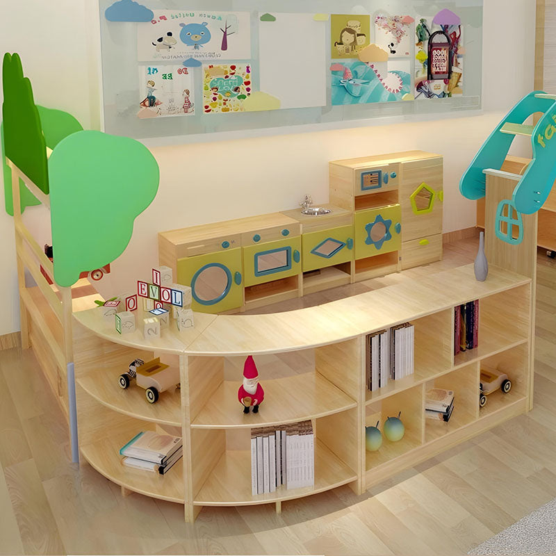 木質收納櫃，中等尺寸雙排設計，原木色櫃體，配備多個開放式層板，放置編織收納盒、書籍和彩色布料，適用於兒童房間和幼兒園教室收納。Medium-sized wooden storage cabinet with dual-section open shelving, natural wood finish featuring woven storage baskets, books and colorful textiles, perfect for children's rooms and classroom storage needs.