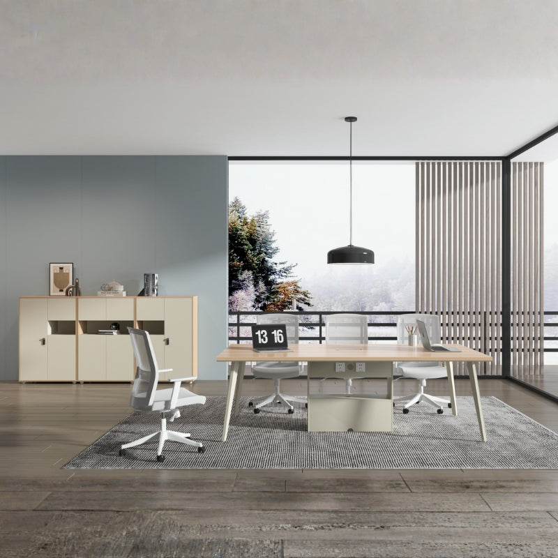 現代辦公會議室配原木色會議桌、白色人體工學椅及收納櫃,落地窗外雪景提升空間明亮度與舒適感Contemporary conference room featuring wood-grain table with integrated power outlets, mesh-back seating and wooden slatted privacy screen