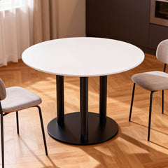 時尚圓形大理石小圓桌搭配兩張皮革餐椅，白色桌面、金色/黑色底座，適合咖啡廳與現代居家使用。Modern round marble bistro table with white top and gold/black pedestal base, paired with two leather dining chairs.