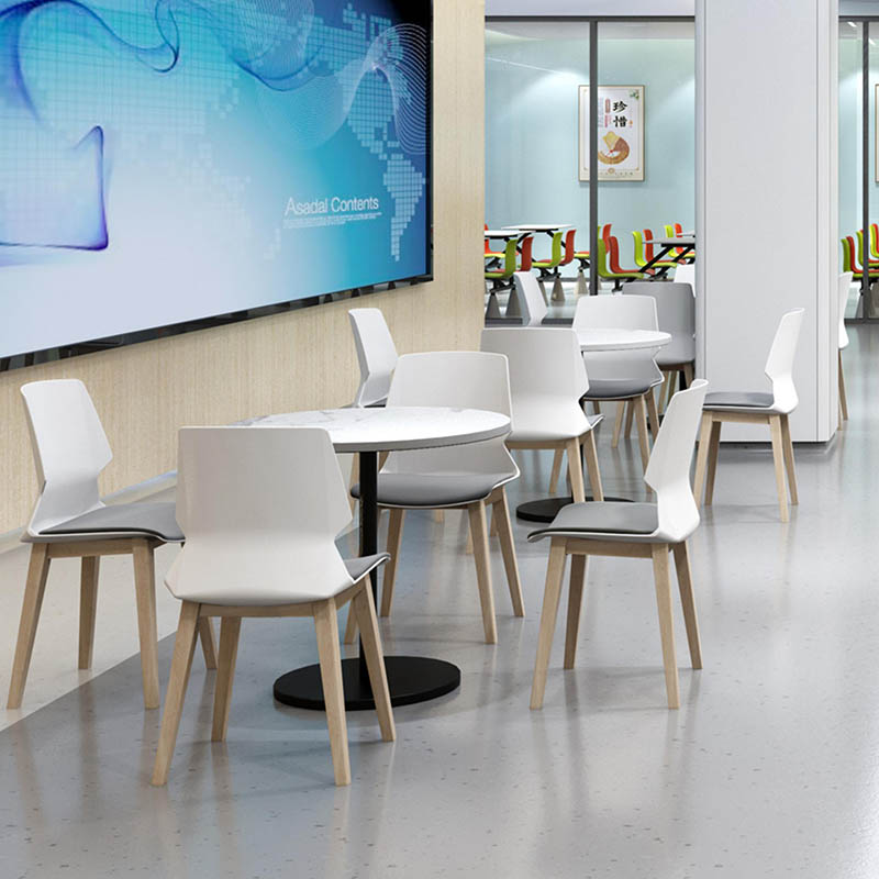 PP椅、聚丙烯椅、時尚餐椅、塑膠椅、北歐簡約、可堆疊、木質椅腿、PP聚丙烯材質、一體成型、輕量化設計、防水易清潔PP chair、polypropylene chair、modern dining chair、plastic chair、Scandinavian、stackable、wood legs，Fashionable PP chairs in assorted colors with wooden legs, showcased in modern environments including bars, cafes, offices, and kitchens, offering versatile and stylish seating options.