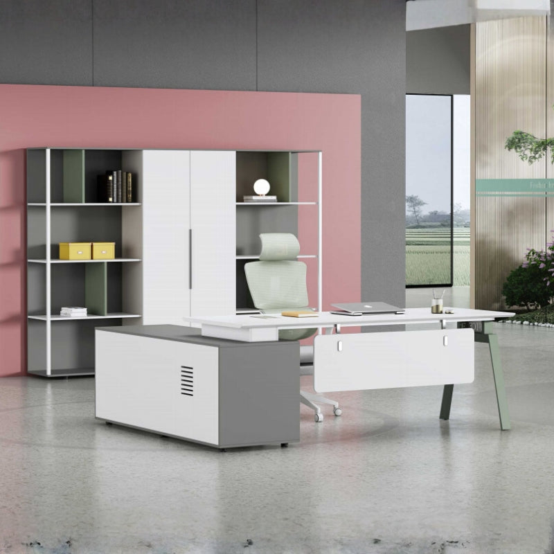 高管型辦公台，溫木色桌面配白色支架，配置側櫃和橙色經理椅，適合專業工作環境 Executive office desk in warm wood tone with white frame, featuring side cabinet and orange executive chair for professional workstations