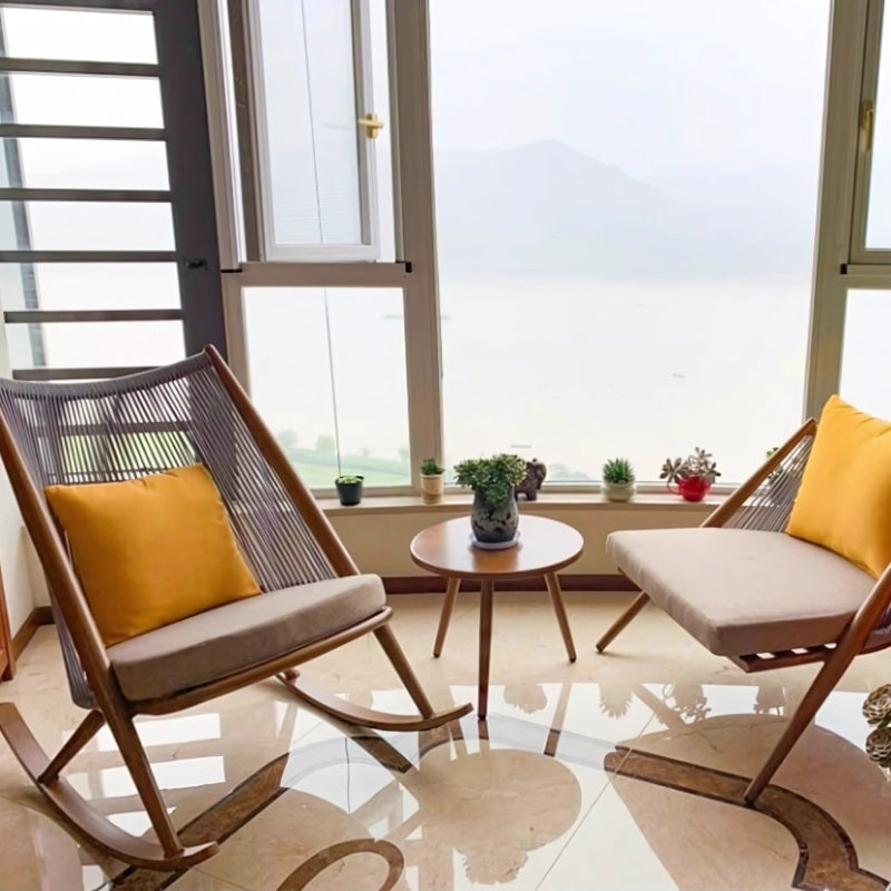 鋁合金時尚搖椅配米色坐墊與黃色靠枕，窗邊休閒角落欣賞湖景山色 | Aluminum alloy rocking chairs with beige cushions and yellow pillows, window relaxation corner with lake and mountain view