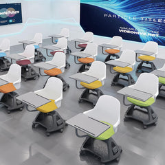 智慧教室多功能培訓椅，配備輪滑底座、翻轉書架、可調式記事板，白色座椅搭配彩色座墊設計。該培訓椅具有靈活性，適用於課堂討論、小組合作、互動教學等多種學習場景。整體設計簡潔現代，集成度高，提升課堂教學效率。Smart classroom multi-functional training chair with wheeled base, flip-around bookshelf, and adjustable writing tablet. Features white shell seat with colorful cushion options. Ideal for collaborative learning, group discussions, and interactive teaching. Modern, integrated design that enhances classroom efficiency and student engagement.