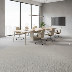 現代辦公會議室配原木色會議桌、白色人體工學椅及收納櫃,落地窗外雪景提升空間明亮度與舒適感Contemporary conference room featuring wood-grain table with integrated power outlets, mesh-back seating and wooden slatted privacy screen