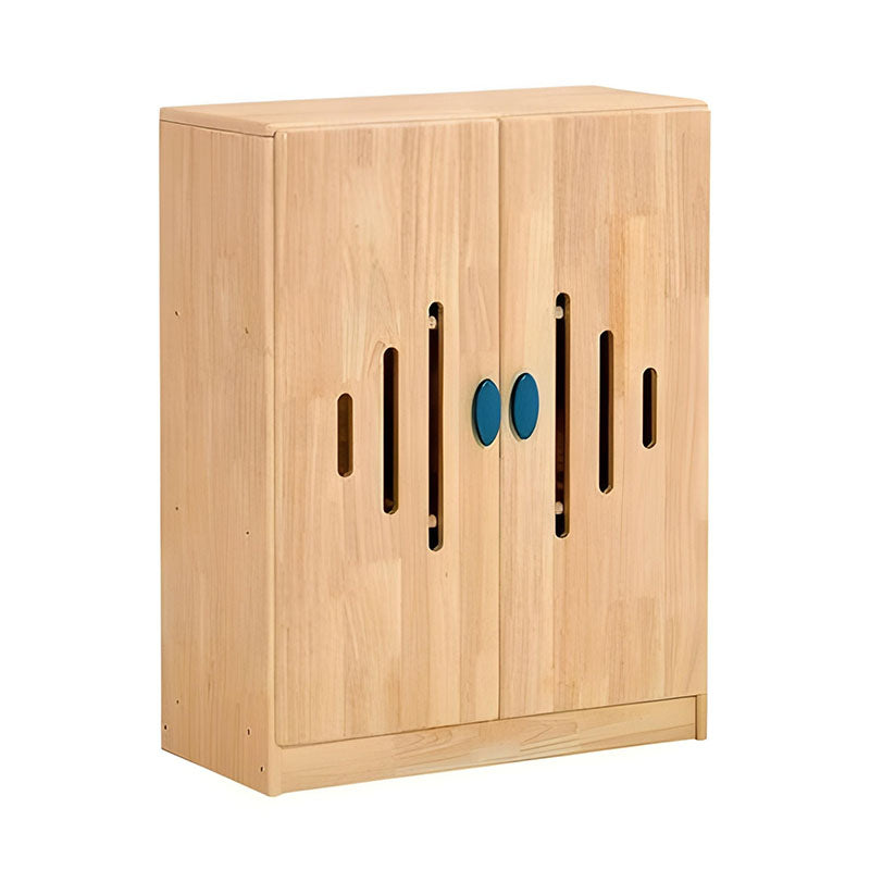 實木玻璃門儲物櫃，雙開門設計，內部多層展示架，採用天然木質材料，適合幼兒園和家庭收納。Natural wood glass-door storage cabinet with dual opening doors and multi-tier display shelves, safe eco-friendly material for playrooms and daycares.