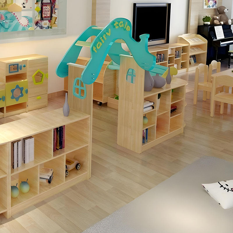 木質收納櫃，中等尺寸雙排設計，原木色櫃體，配備多個開放式層板，放置編織收納盒、書籍和彩色布料，適用於兒童房間和幼兒園教室收納。Medium-sized wooden storage cabinet with dual-section open shelving, natural wood finish featuring woven storage baskets, books and colorful textiles, perfect for children's rooms and classroom storage needs.