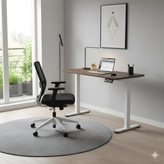 電動升降辦公桌，雙人背靠背設計，白色桌面配黑色隱私隔板與可調高度柱腳，適合開放式辦公環境 Dual back-to-back electric height adjustable standing desk with white tabletop, black privacy divider, and adjustable legs for shared office spaces