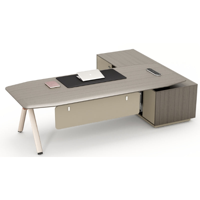 高管型辦公台，溫木色桌面配白色支架，配置側櫃和橙色經理椅，適合專業工作環境 Executive office desk in warm wood tone with white frame, featuring side cabinet and orange executive chair for professional workstations