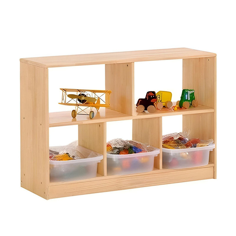 木質收納櫃，中等尺寸雙排設計，原木色櫃體，配備多個開放式層板，放置編織收納盒、書籍和彩色布料，適用於兒童房間和幼兒園教室收納。Medium-sized wooden storage cabinet with dual-section open shelving, natural wood finish featuring woven storage baskets, books and colorful textiles, perfect for children's rooms and classroom storage needs.