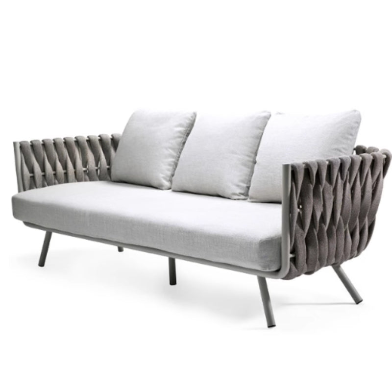 戶外編藤椅，灰色波浪編織設計，配白色坐墊及藍色抱枕，適合香港露台、花園等戶外傢俬使用。
Outdoor rattan chair with grey woven design, white cushion and blue pillow, ideal for Hong Kong balcony or garden furniture.
戶外藤椅，灰色編織，白色坐墊，藍色抱枕，適合露台花園傢俱。