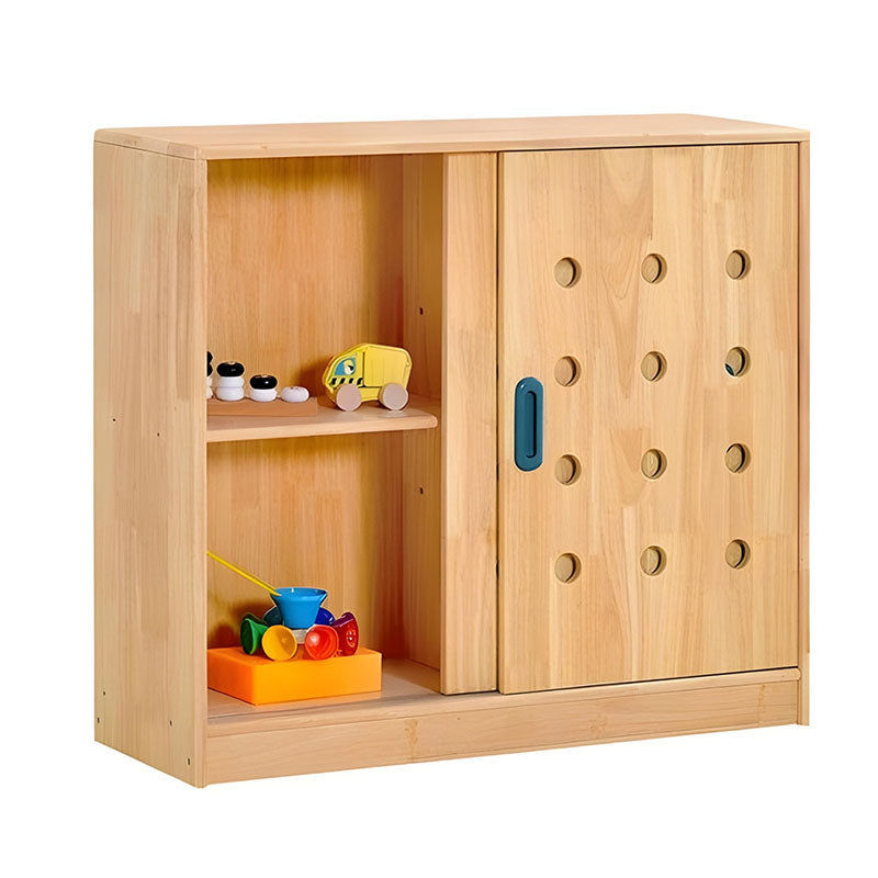 實木玻璃門儲物櫃，雙開門設計，內部多層展示架，採用天然木質材料，適合幼兒園和家庭收納。Natural wood glass-door storage cabinet with dual opening doors and multi-tier display shelves, safe eco-friendly material for playrooms and daycares.