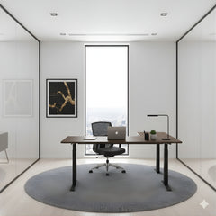 電動升降辦公桌，雙人背靠背設計，白色桌面配黑色隱私隔板與可調高度柱腳，適合開放式辦公環境 Dual back-to-back electric height adjustable standing desk with white tabletop, black privacy divider, and adjustable legs for shared office spaces