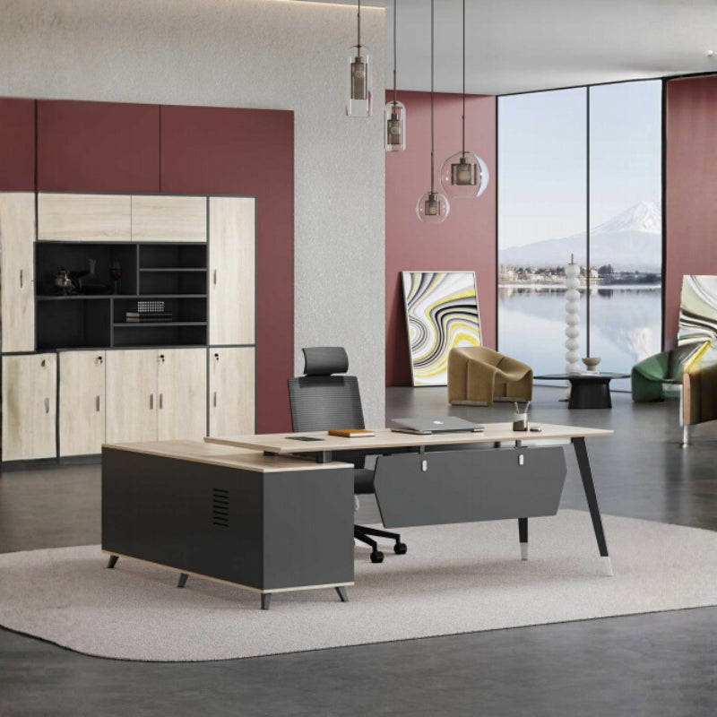 高管型辦公台，溫木色桌面配白色支架，配置側櫃和橙色經理椅，適合專業工作環境 Executive office desk in warm wood tone with white frame, featuring side cabinet and orange executive chair for professional workstations