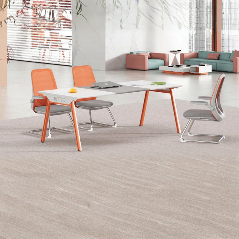 現代簡約會議桌配金屬腳架，適合創意辦公室傢俬及洽談區設計 Modern minimalist conference table with metal legs, suitable for creative office furniture and negotiation area design