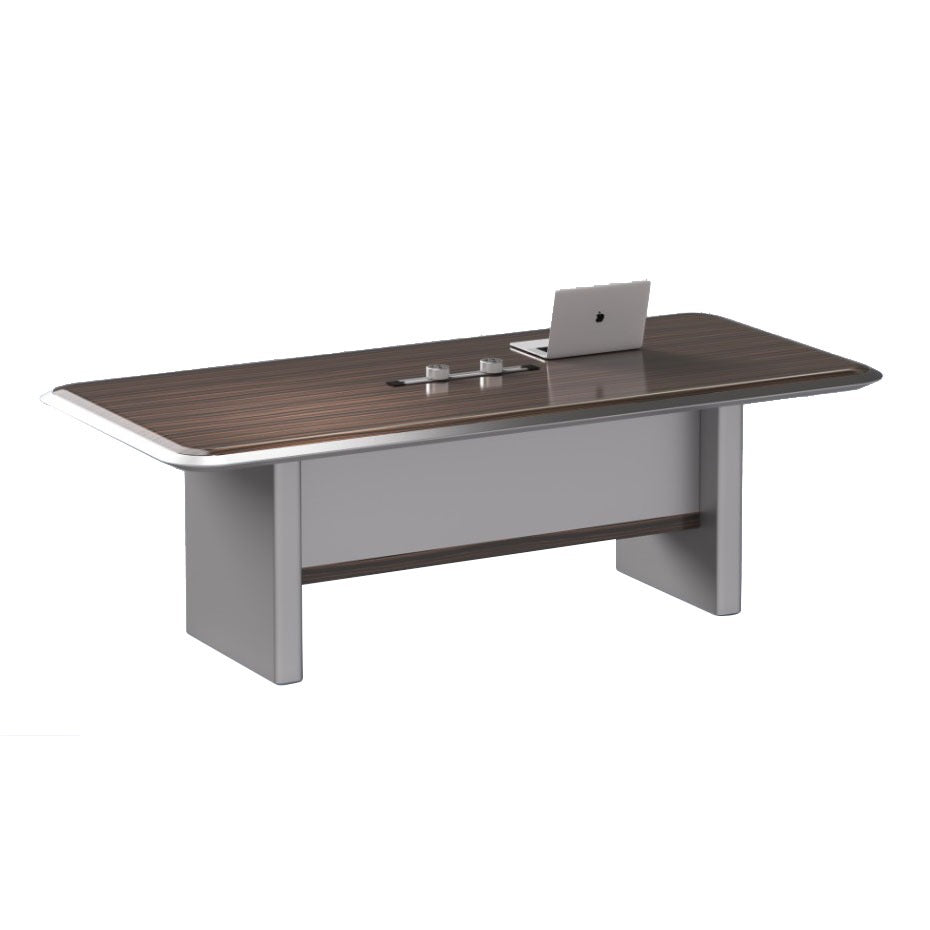 高級會議桌細部:條狀胡桃木貼皮桌面中央配置電源模組,適合商務洽談與辦公使用Premium conference table detail: striped walnut veneer surface with central power module for business meetings and office use