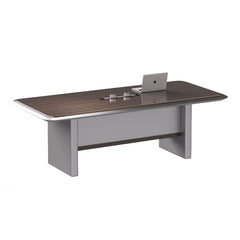 高級會議桌細部:條狀胡桃木貼皮桌面中央配置電源模組,適合商務洽談與辦公使用Premium conference table detail: striped walnut veneer surface with central power module for business meetings and office use