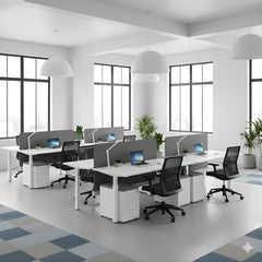 電動升降辦公桌，雙人背靠背設計，白色桌面配黑色隱私隔板與可調高度柱腳，適合開放式辦公環境 Dual back-to-back electric height adjustable standing desk with white tabletop, black privacy divider, and adjustable legs for shared office spaces