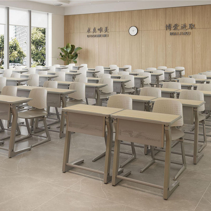 高級鋁合金課桌椅現代教室佈置，多套學生桌椅整齐排列，採用人體工學設計，適合學校培訓課室傢俬。Premium aluminum alloy school desk and chair set displayed in modern classroom layout, ergonomic design for students learning environment.