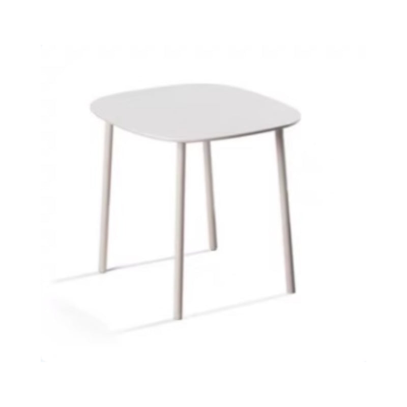 戶外編藤椅，灰色波浪編織設計，配白色坐墊及藍色抱枕，適合香港露台、花園等戶外傢俬使用。
Outdoor rattan chair with grey woven design, white cushion and blue pillow, ideal for Hong Kong balcony or garden furniture.
戶外藤椅，灰色編織，白色坐墊，藍色抱枕，適合露台花園傢俱。