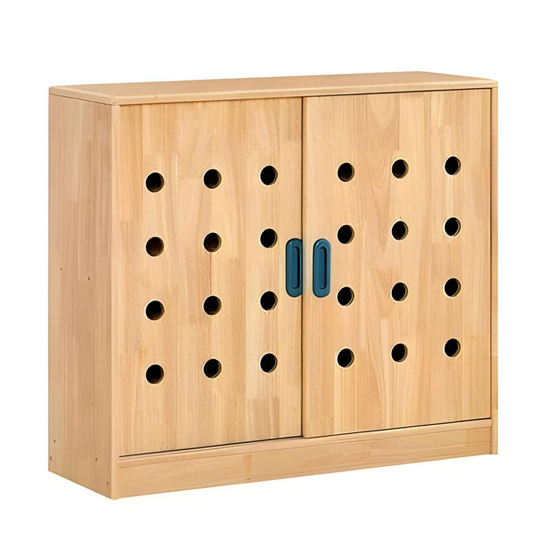 實木玻璃門儲物櫃，雙開門設計，內部多層展示架，採用天然木質材料，適合幼兒園和家庭收納。Natural wood glass-door storage cabinet with dual opening doors and multi-tier display shelves, safe eco-friendly material for playrooms and daycares.