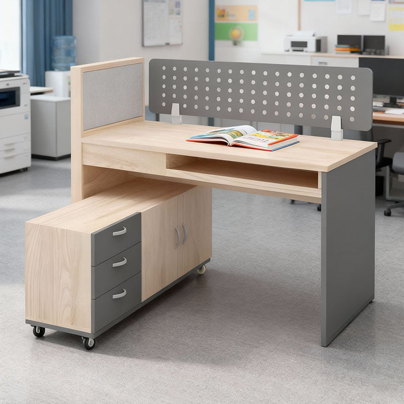 极简风格木制教师书桌，配备单个实用收纳抽屉与下方置物盒。采用稳固的几何桌脚设计，自然木纹质感适合蒙特梭利或现代风格教室使用。Minimalist wooden teacher desk featuring a single storage drawer and a bottom storage box. Designed with sturdy geometric legs and natural wood grain, ideal for Montessori or modern classrooms.