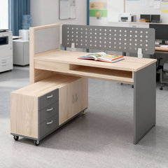 极简风格木制教师书桌，配备单个实用收纳抽屉与下方置物盒。采用稳固的几何桌脚设计，自然木纹质感适合蒙特梭利或现代风格教室使用。Minimalist wooden teacher desk featuring a single storage drawer and a bottom storage box. Designed with sturdy geometric legs and natural wood grain, ideal for Montessori or modern classrooms.