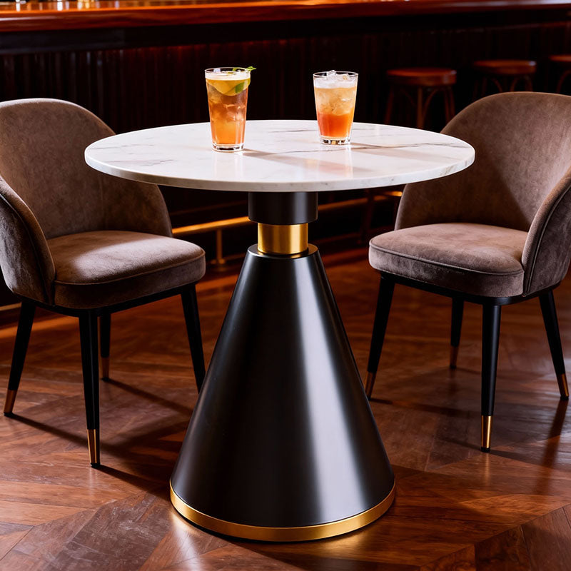 時尚圓形大理石小圓桌搭配兩張皮革餐椅，白色桌面、金色/黑色底座，適合咖啡廳與現代居家使用。
英文：Modern round marble bistro table with white top and gold/black pedestal base, paired with two leather dining chairs.