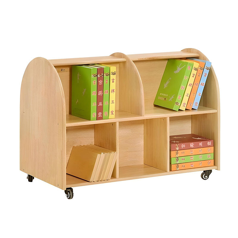 實木移動式書櫃，雙側護欄設計，多層開放架搭配滾輪，可存放圖書和教材，環保天然木材適合幼兒園和家庭。Mobile wooden bookshelf with double side rails and multi-tier open shelving on casters, stores books and educational materials, eco-friendly natural wood for classrooms and homes.