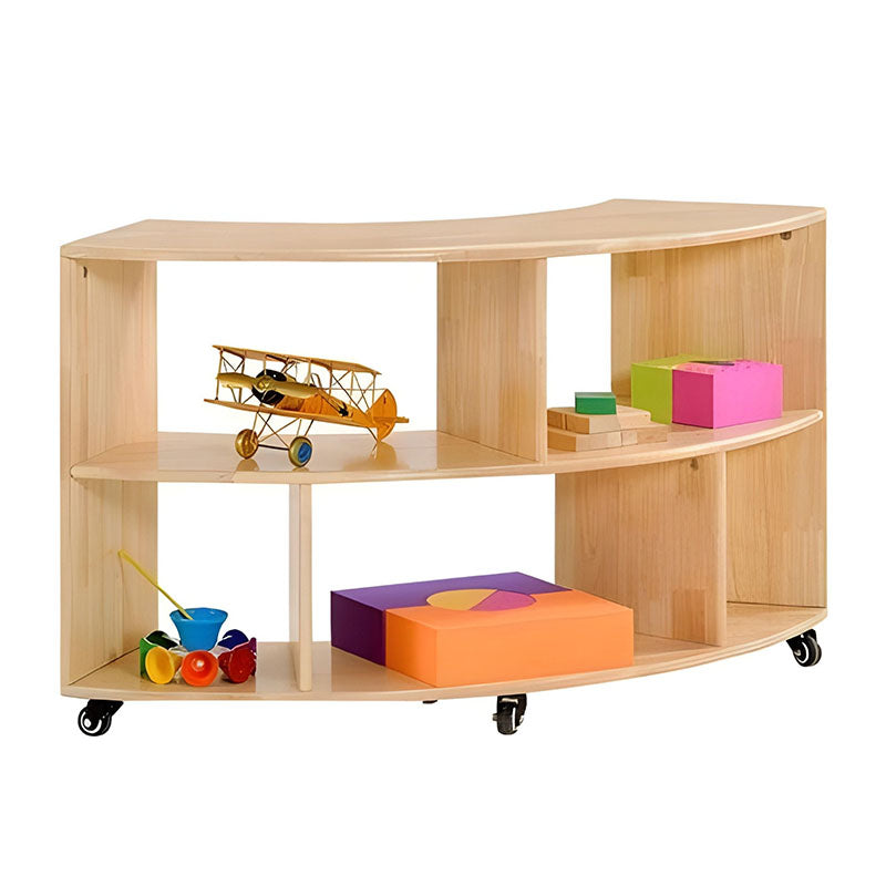 橡膠木兒童收納櫃組合，模塊化設計搭配多層書架、儲物門櫃，天然環保木質材料，適合幼兒園和家庭收納。Eco-friendly rubber wood kids' storage cabinet system featuring modular design with adjustable shelves and wooden storage doors, perfect for playrooms.