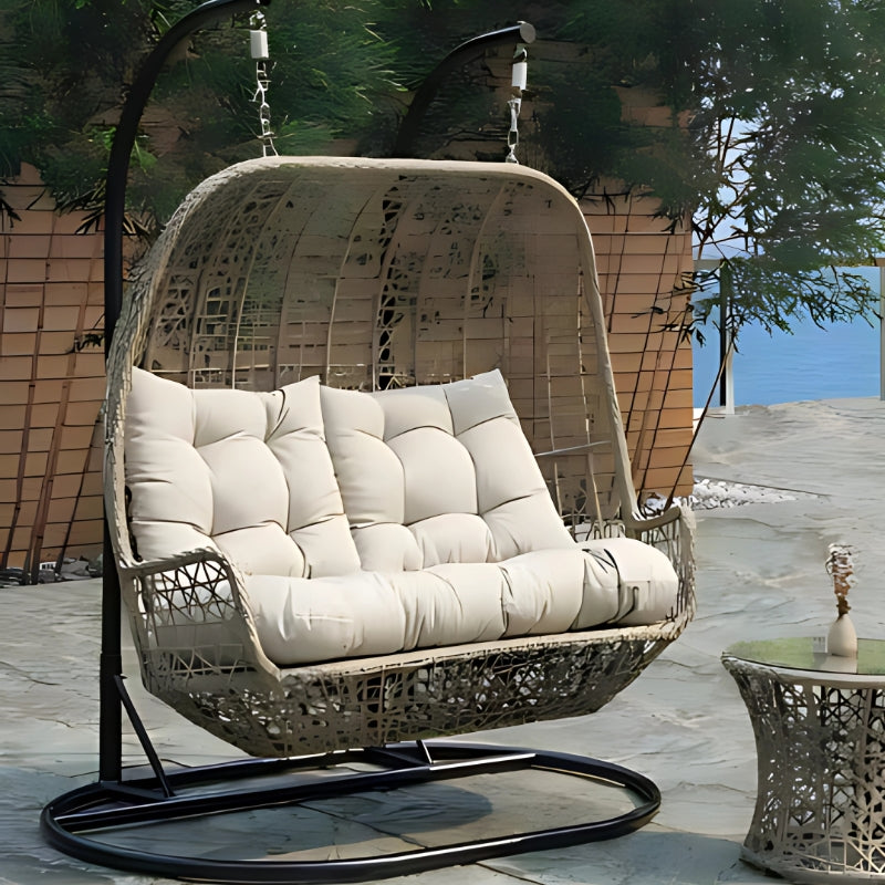 現代風格戶外吊籃椅，金色支架懸掛設計，配米色舒適坐墊，適合庭院陽台的休閒藤編秋千椅。Modern outdoor hanging basket chair with golden stand, beige comfort cushion, perfect rattan swing chair for patio and balcony relaxation.