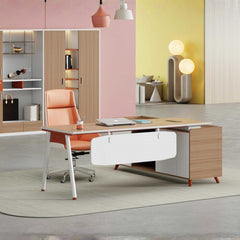 高管型辦公台，溫木色桌面配白色支架，配置側櫃和橙色經理椅，適合專業工作環境 Executive office desk in warm wood tone with white frame, featuring side cabinet and orange executive chair for professional workstations