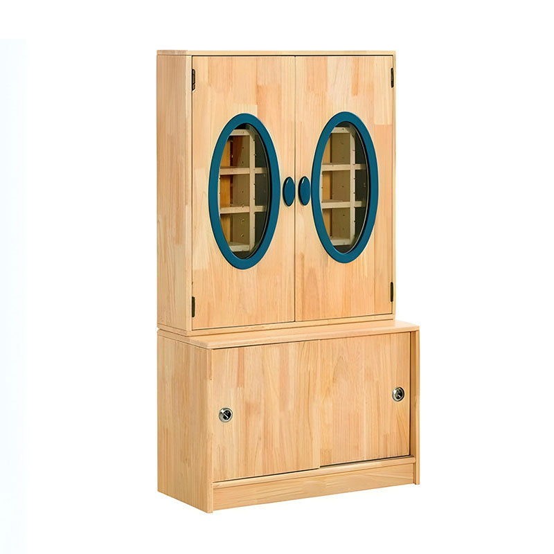 實木玻璃門儲物櫃，雙開門設計，內部多層展示架，採用天然木質材料，適合幼兒園和家庭收納。Natural wood glass-door storage cabinet with dual opening doors and multi-tier display shelves, safe eco-friendly material for playrooms and daycares.