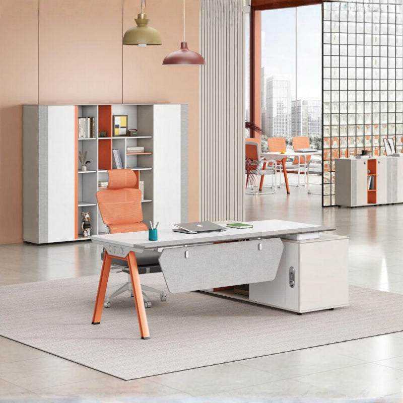 高管型辦公台，溫木色桌面配白色支架，配置側櫃和橙色經理椅，適合專業工作環境 Executive office desk in warm wood tone with white frame, featuring side cabinet and orange executive chair for professional workstations