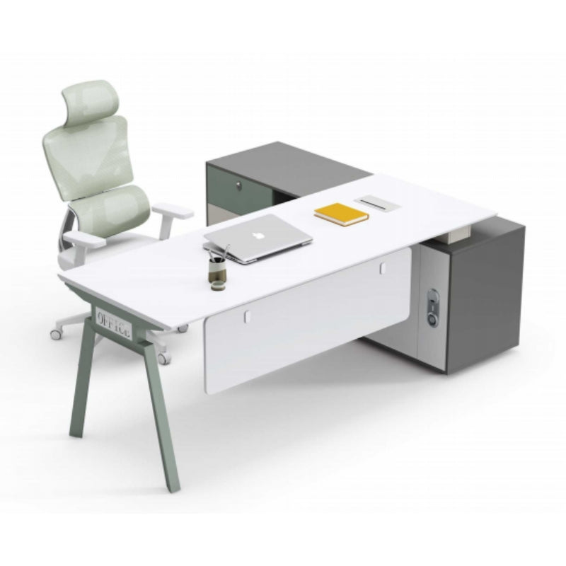 高管型辦公台，溫木色桌面配白色支架，配置側櫃和橙色經理椅，適合專業工作環境 Executive office desk in warm wood tone with white frame, featuring side cabinet and orange executive chair for professional workstations