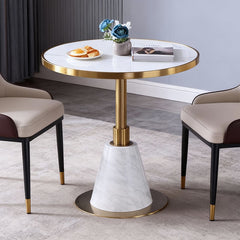 時尚圓形大理石小圓桌搭配兩張皮革餐椅，白色桌面、金色/黑色底座，適合咖啡廳與現代居家使用。
英文：Modern round marble bistro table with white top and gold/black pedestal base, paired with two leather dining chairs.