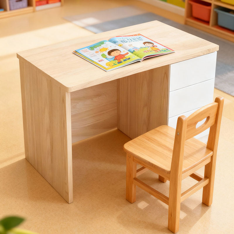 极简风格木制教师书桌，配备单个实用收纳抽屉与下方置物盒。采用稳固的几何桌脚设计，自然木纹质感适合蒙特梭利或现代风格教室使用。Minimalist wooden teacher desk featuring a single storage drawer and a bottom storage box. Designed with sturdy geometric legs and natural wood grain, ideal for Montessori or modern classrooms.