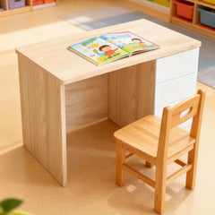 极简风格木制教师书桌，配备单个实用收纳抽屉与下方置物盒。采用稳固的几何桌脚设计，自然木纹质感适合蒙特梭利或现代风格教室使用。Minimalist wooden teacher desk featuring a single storage drawer and a bottom storage box. Designed with sturdy geometric legs and natural wood grain, ideal for Montessori or modern classrooms.